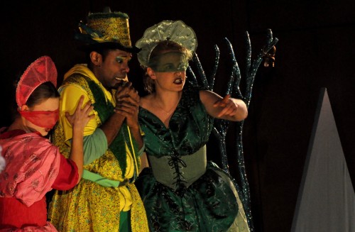 Oper für Kinder Elisabeth Weingarten (Pamina), Mauricio Virgens (Papageno) und Ruth Fiedler (Papagena) in der Kinderoper "Die Kleine Zauberflöte" in Köln