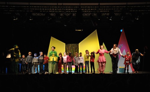 Oper für Kinder mit Kindern - Applaus für die Kinderoper DIE KLEINE ZAUBERFLÖTE, bei der die zuschauenden Kinder in die Bühnenhandlung einbezogen werden